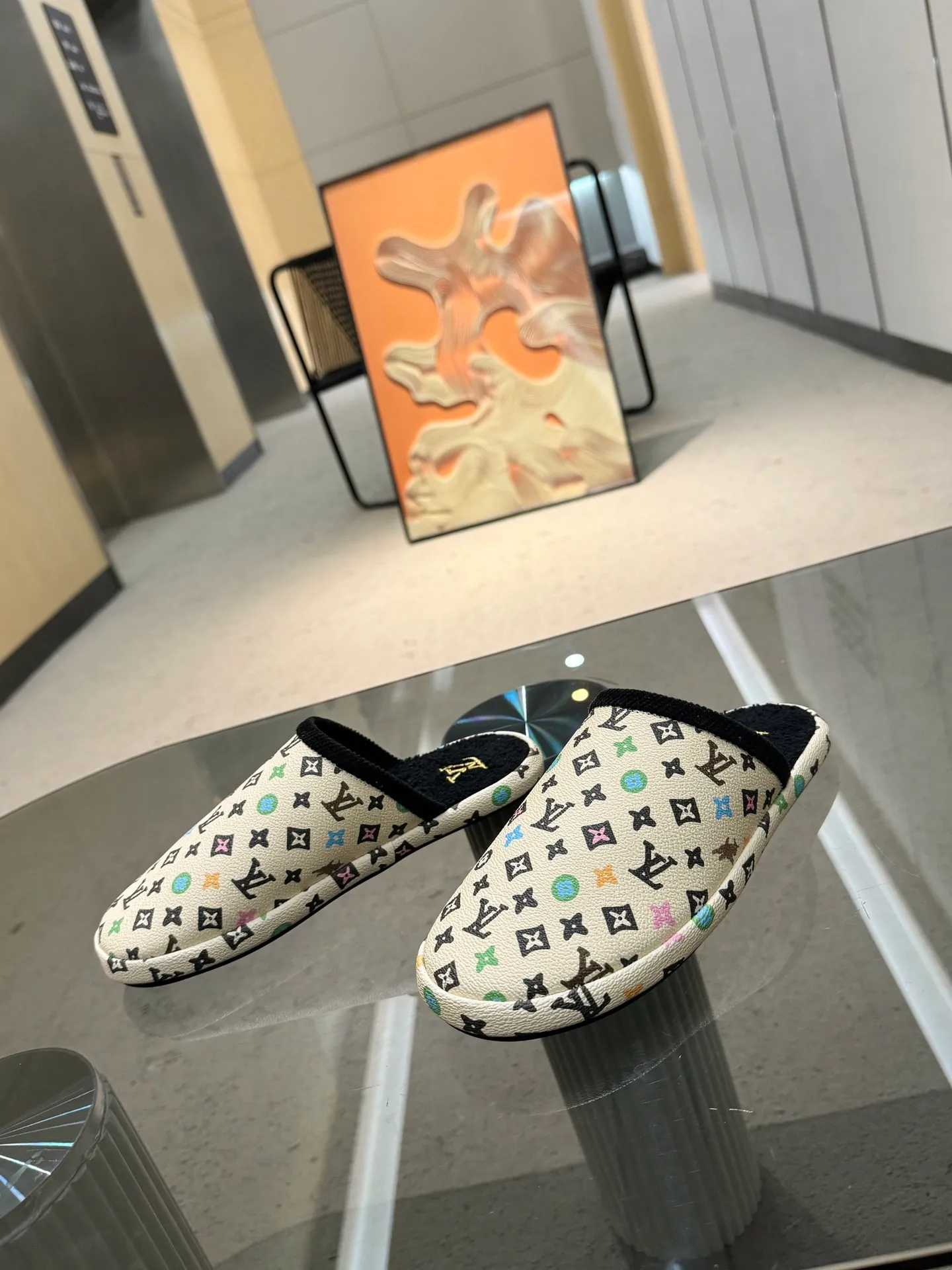 👟👟Ex-factory price 320👟👟 The 2024 couple’s counter features the latest hard goods of LV and Loewe co-branded slippers🆕 ✿Purchase level! Full of high-end feel! A popular model among bloggers at home and abroad, it’s retro and fashionable and looks amazing on your feet! Official website main recommendation code number 35-46